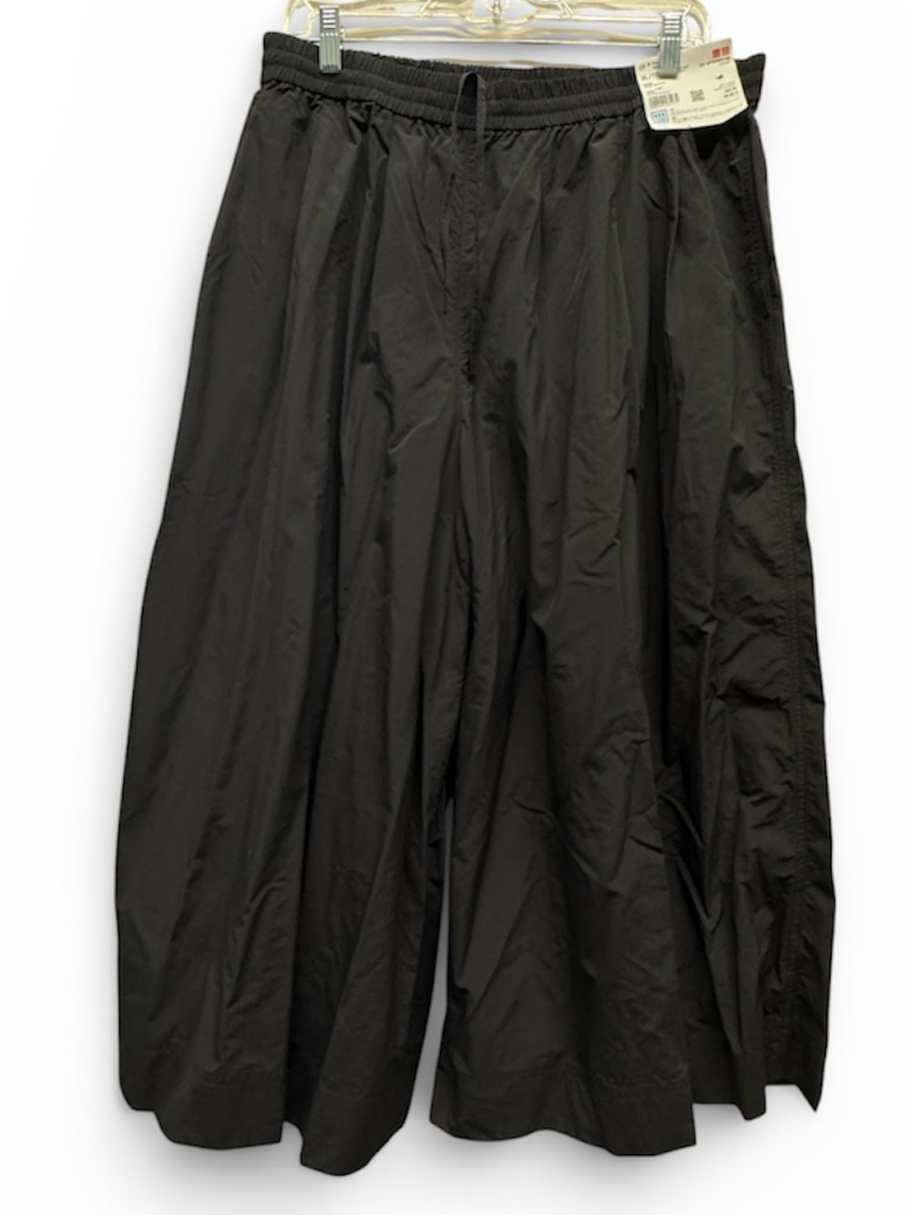 UNIQLO Wide-Leg Culotte Pants in Black - Picture 2 of 9